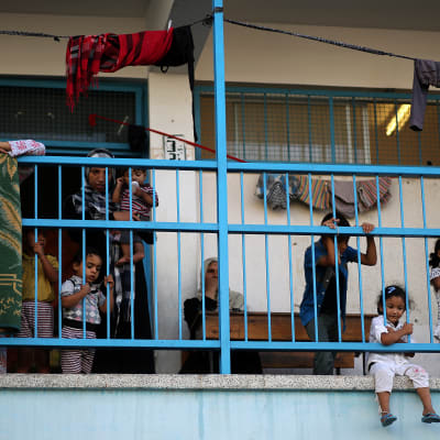 Familjer trängs i en FN-skola i Jabalia, norra Gazaremsan.