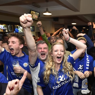 Leicester-anhängare firar segern i Premier League.