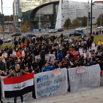 Demonstration vid riksdagshuset. Irakier deltar. 