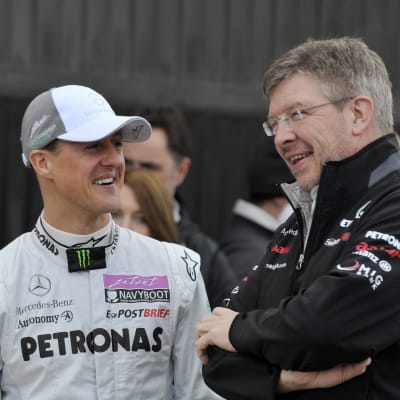 Michael Schumacher och Ross Brawn diskuterar.