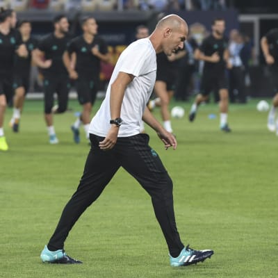 Zinedine Zidane värmer upp på fotbollsplanen tillsammans med laget.