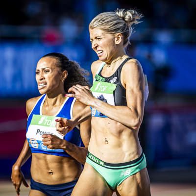 Sara Kuivisto löper före Nadia Power.