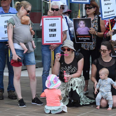 Många demonstrerade för att bebisarna ska få stanna.