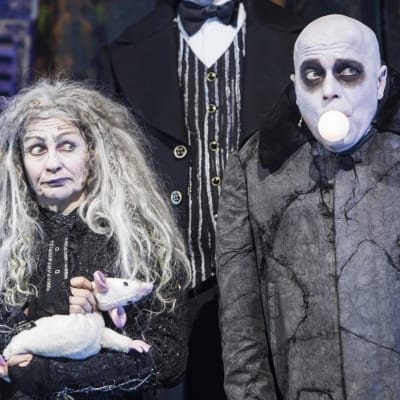 Addams Family on musikaalikomedia. Kuvassa Anneli Niskanen ja Aki Louhela. 