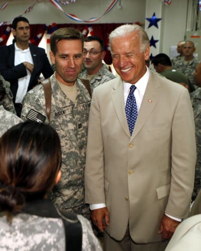 vicepresidenten Joe Biden tillsammans med sonen, kapten Beau Biden i Irak år 2009.