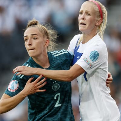 Sophia Kleinherne och Adelina Engman i närkamp.