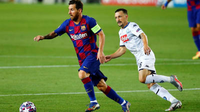 Lionel Messi med bollen i matchen mot Napoli.