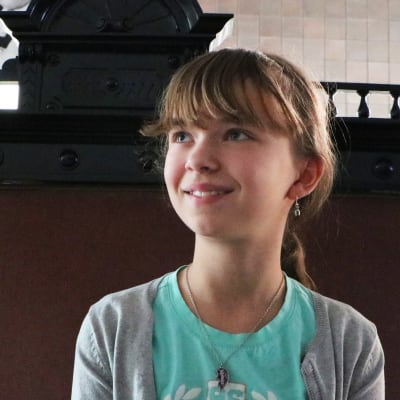 Sofie Jansson tittar åt vänster.