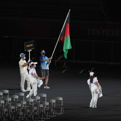 Afganistanin lippua paralympialaisten avajaisissa kantaa kisajärjestäjä.