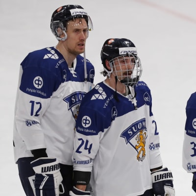 Finska hockeyspelare ser besvikna ut.