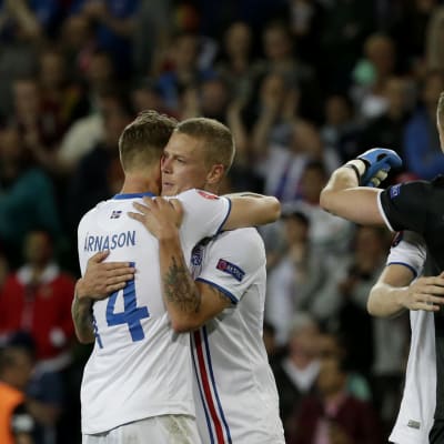 Islanti juhlii 1-1-tasapeliä Portugalia vastaan jalkapallon EM-kisoissa 2016.