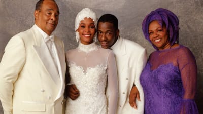 Whitney och Bobby Brown fotograferade på bröllopet tillsammans med Whitneys föräldrar.