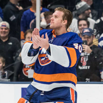Robin Lehner klappar händerna