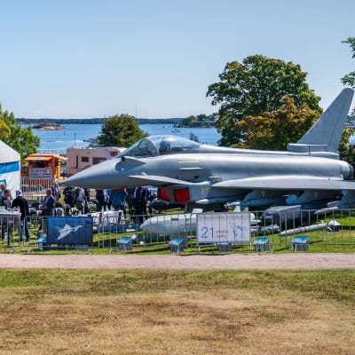 Helsingin kaivopuistossa Eurofighter Typhoon -hävittäjä.
