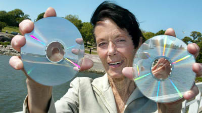 barbara Helsingius håller upp två CD-skivor.