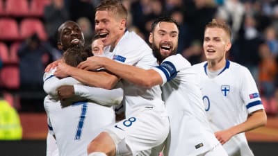 Fotbollslandslaget firar.