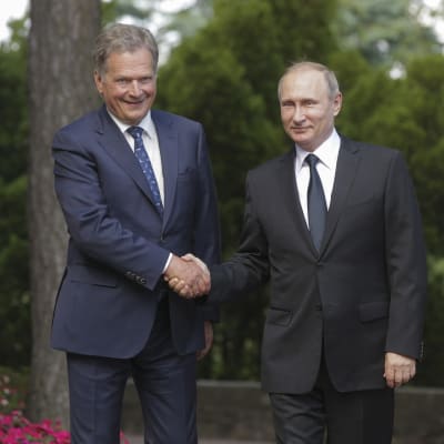 President Sauli Niinistö skakar hand med Rysslands president Vladimir Putin i Gullranda den 1.7.2016.