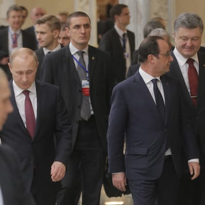 Vladimir Putin, Francois Hollande, Petro Poroshenko ja Angela Merkel kävelevät rinnakkain.