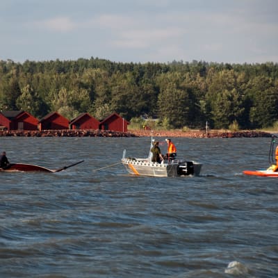 Två människor i skötbåt räddadas av sjöräddare