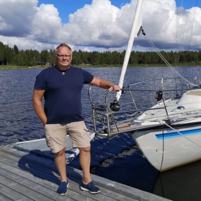 Marko Mehtälä venesataman laiturilla purjeveneen edessä.