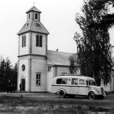 Yleisradion ääniauto Pertunmaan kirkon edessä 1930-luvulla