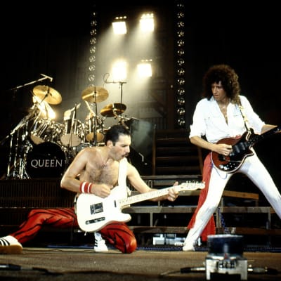 Queen live i Belgien 1982. Freddie Mercury på knä spelar gitarr bredvid Brian May.