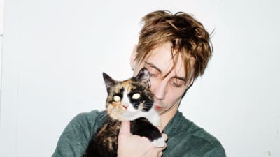 Skådespelaren Michael Jonsson med katten i famnen spelar i P.O. Enquists pjäs I lodjurets timma. 2016.