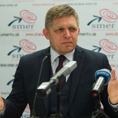 Slovakiens premiärminister Robet Fico håller presskonferens efter parlamentsvalet den 5 mars 2016.