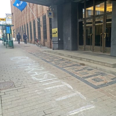 "Veroparasiitti" hade någon skrivit utanför Nordea på tisdag 5.4., bilden tagen strax för kl 17.