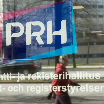 Patent- och registerstyrelsens logo på en dörr. 