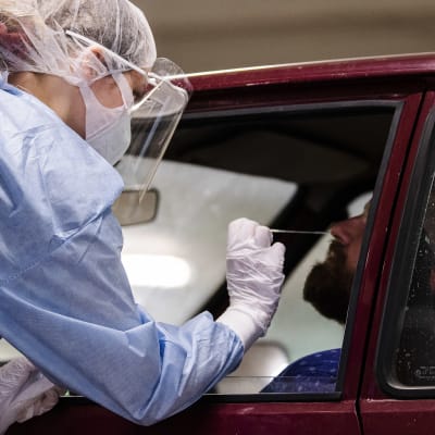 En person testas för coronaviruset i en drive-in-testning.