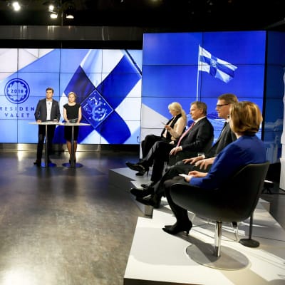 Bild på de åtta kandidaterna i tv-studion. 
