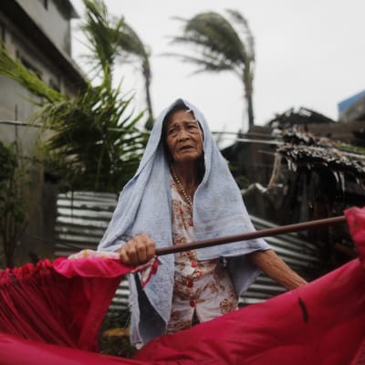 Äldre kvinna bland bråtet i det tyfondrabbade Aparri i Filippinerna.