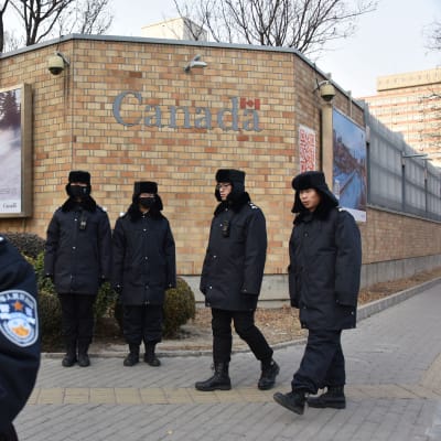 Kinesisk polis patrullerar utanför Kanadas ambassad i Peking. Det har förekommit flera ilskna protester utanför ambassaden. 