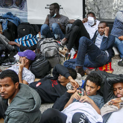 Migranter vilar på gatan utanför Roosevelt Hotel på Manhattan som är stadens största mottagningscentral för migranter.