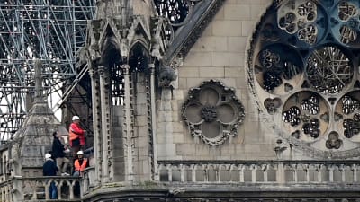 Del av den eldhärjade Notre-Dames fasad