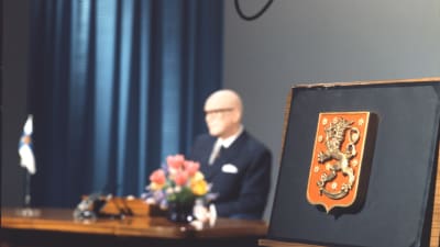 Presidentti Urho Kekkosen uudenvuodenpuhe 1.1.1969. Presidentin vaakuna kuvassa tarkka. Presidentti kuvassa taustalla.