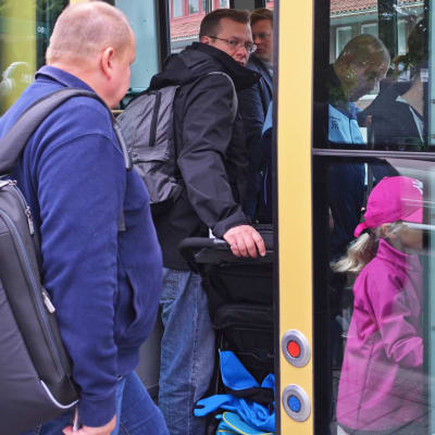 Man stiger in i spårvagn, trängsel.