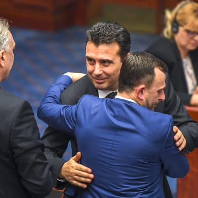  Makedonian pääministeri Zoran Zaev halasi parlamentaarikkoja ratkaisevan äänestyksen jälkeen. 