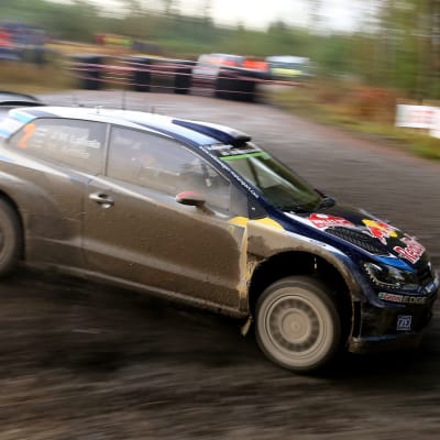 Jari-Matti Latvala fick problem med bilen på lördagen.