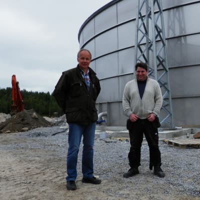 VD Kurt Stenvall och driftsingenjör Janne Käld vid Jeppo Biogas Ab