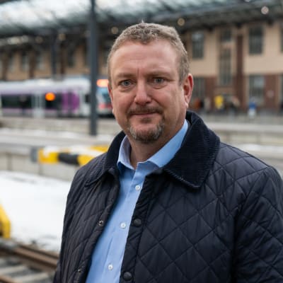 Lauri Sipponen står på Helsingfors järnvägsstation.