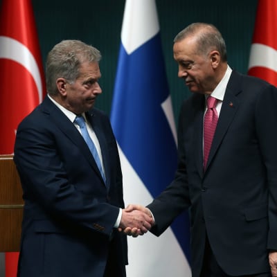 President Sauli Niinistö skakar hand med turkiets president Recep Tayyip Erdogan.