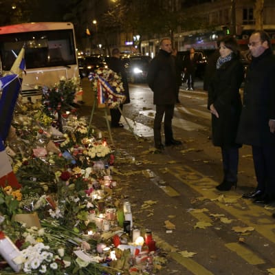 President Barack Obama hedrar minnet av offren i Paris
