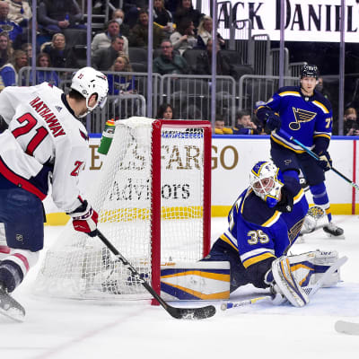 Ville Husso räddar en puck mot Washington. 
