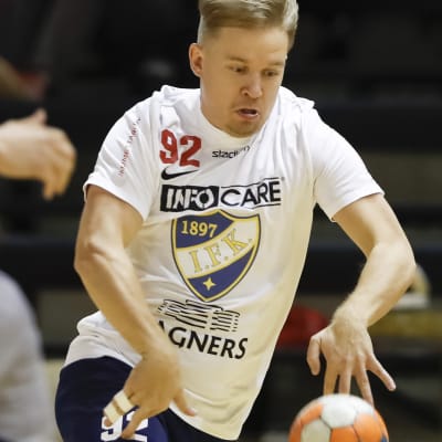 Niclas Ahlgren spelar handboll.