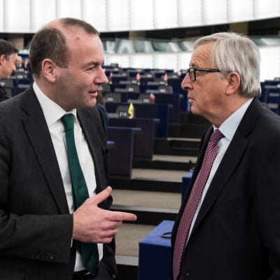 Tyske parlamentarikern Manfred Weber och kommisionsordförande Jean Claude Juncker diskuterar i januari 2018.