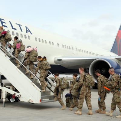 Amerikanska soldater påväg hem från Afghanistan.
