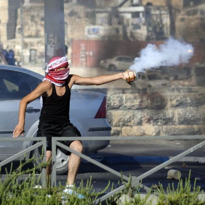 Palestinier i östra Jerusalem protesterar mot mordet på tonårspojken.