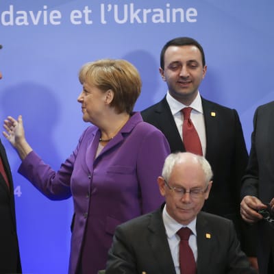 Ukrainas president Petro Poroshenko, Tysklands förbundskansler Angela Merkel, Europeiska rådets ordförande Herman Van Rompuy, Georgiens premiärminister Irakli Garibashvili och Europeiska kommissionens ordförande José Manuel Barroso i Bryssel den 27 april